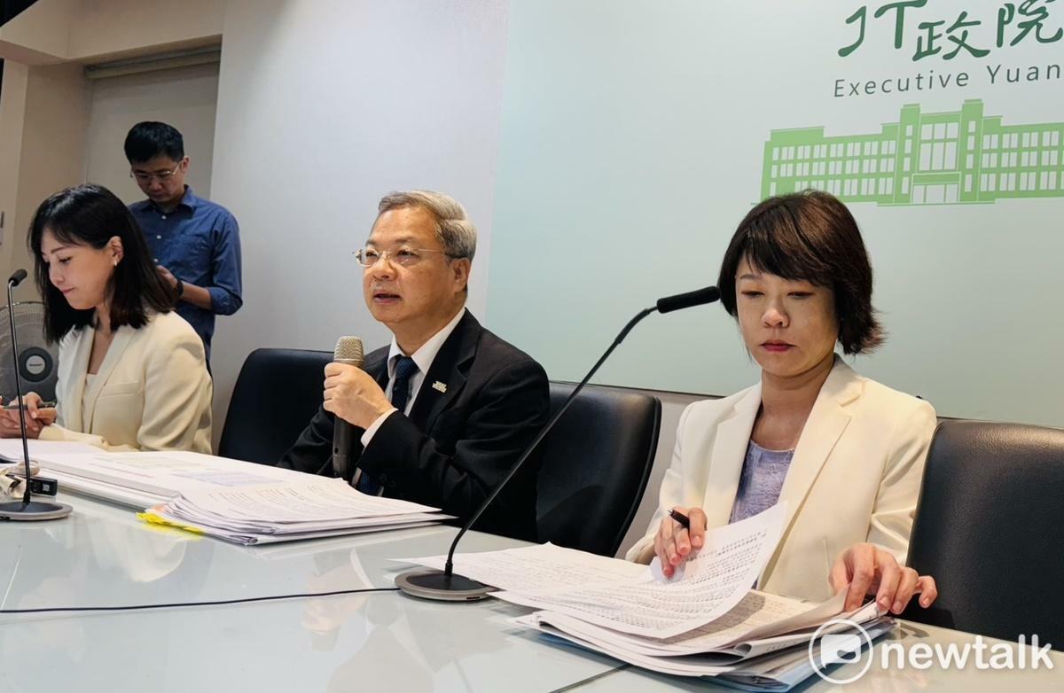 行政院發言人李慧芝、秘書長龔明鑫、經貿談判副總代表顏慧欣(由左至右)。 圖：謝莉慧/攝