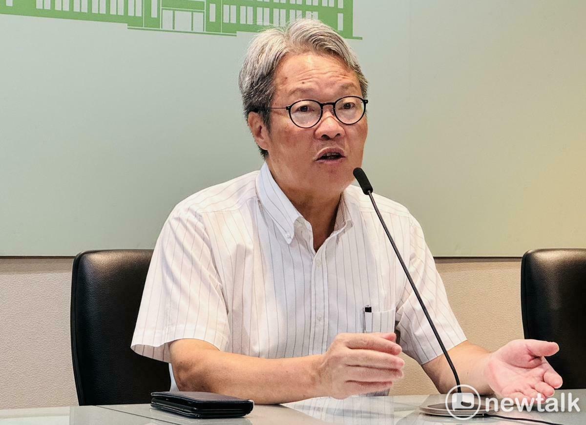 剛下高鐵的行政院雲嘉南災後復原前進指揮所指揮官陳金德政務委員今（6）天下午5：15趕到政院者室說明，明天院會要討論的「丹娜絲颱風及七二八豪雨災後復原重建特別條例」草案。 圖：謝莉慧/攝