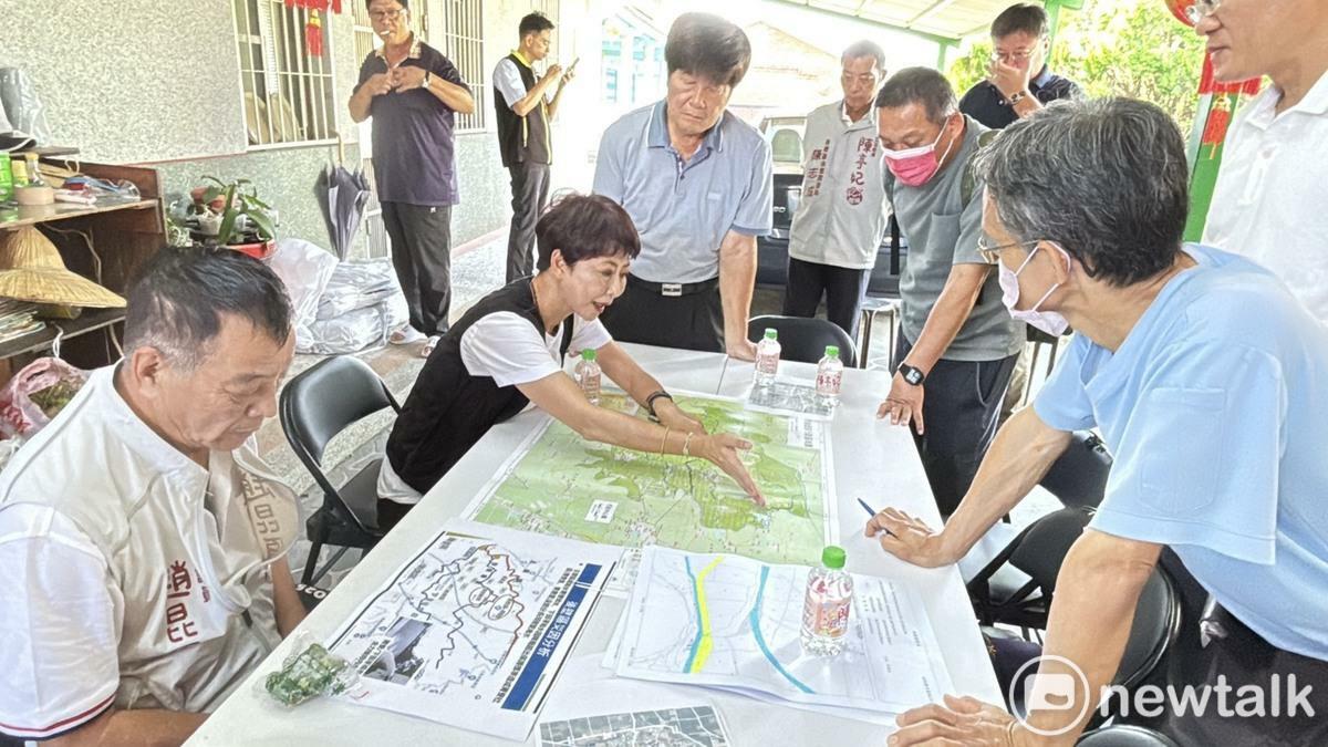 台南市後壁區菁寮一帶的水患問題地方民眾心有餘悸，立法委員陳亭妃邀集地方水利局、區公所等單位，偕同台南市議員趙昆原及菁寮里里長張文哲召開會議，共同擬定菁寮地區水患的解決方案。 圖：陳亭妃服務處提供