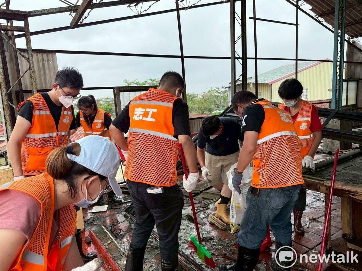 丹娜絲風災後，民進黨台南市黨部成立聯合服務中心，近期西南氣流豪大雨，造成多處淹水，地方黨公職全力連結社會力，投入物資招募與救災重建，民進黨中央黨部也成立志工團，協助災區清理復原。 圖：民進黨台南市黨部提供