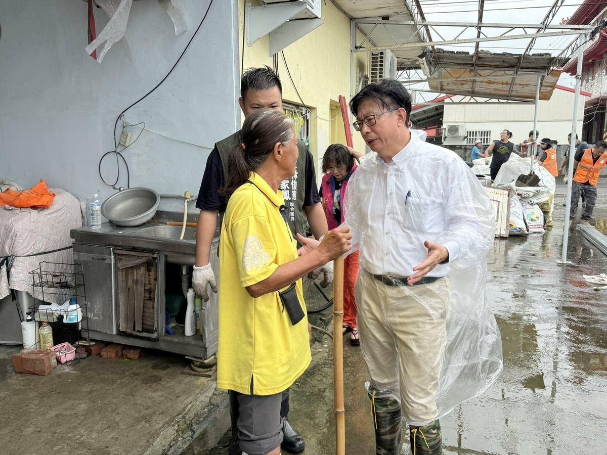 丹娜絲風災後，民進黨台南市黨部成立聯合服務中心，近期西南氣流豪大雨，造成多處淹水，地方黨公職全力連結社會力，投入物資招募與救災重建，民進黨中央黨部也成立志工團，協助災區清理復原。 圖：民進黨台南市黨部提供