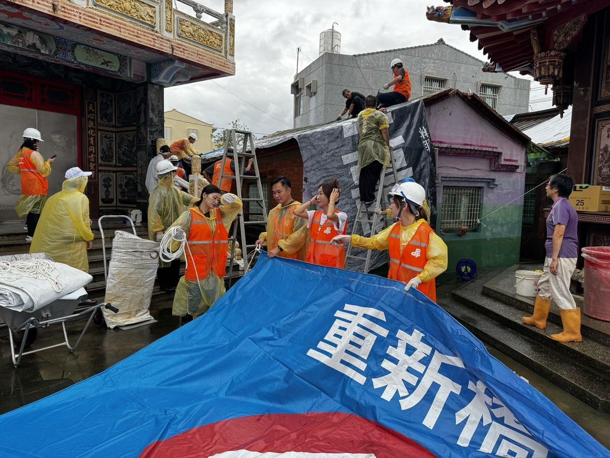 丹娜絲風災後，民進黨台南市黨部成立聯合服務中心，近期西南氣流豪大雨，造成多處淹水，地方黨公職全力連結社會力，投入物資招募與救災重建，民進黨中央黨部也成立志工團，協助災區清理復原。 圖：民進黨台南市黨部提供