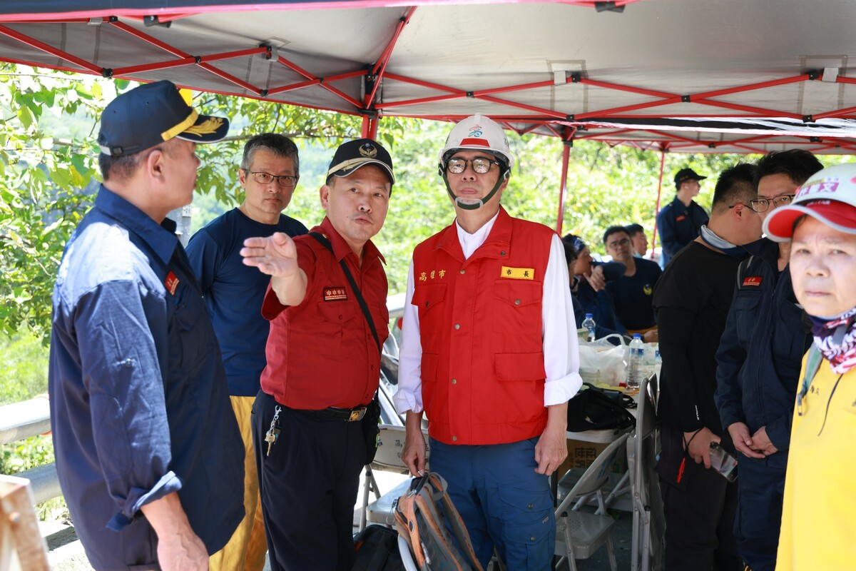 陳其邁(左四)感謝搜索失蹤民眾的警消人員。 圖：高雄市政府/提供