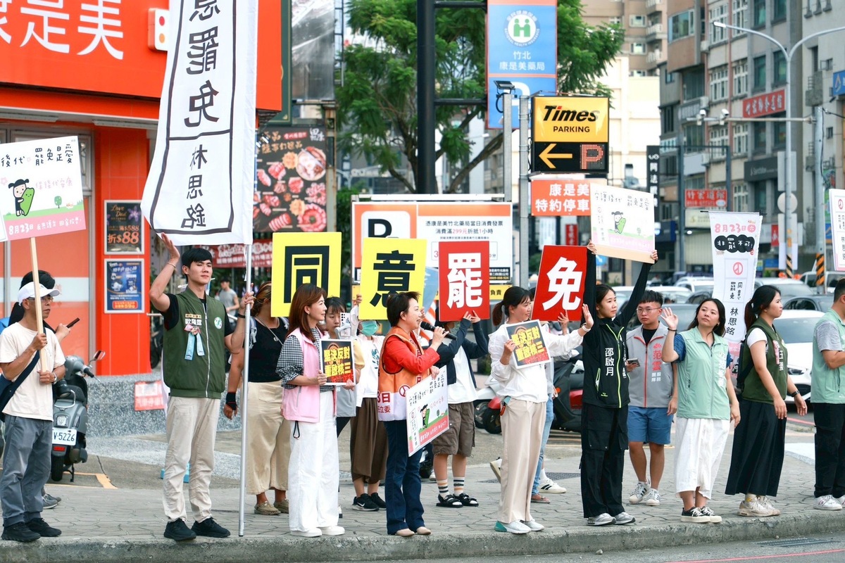 民進黨與新竹罷團合體 站路口宣傳。 圖：范雲辦公室提供