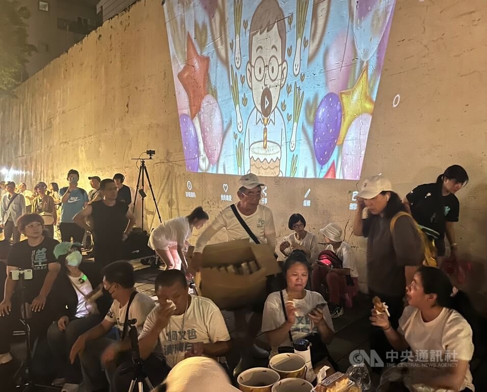 民眾黨前黨主席柯文哲涉京華城案、政治獻金案遭起訴，羈押禁見。適逢柯文哲66歲生日，不少支持者6日晚間在台北看守所前人行道聚集，多人身穿印有「柯文哲清清白白」文字的T恤。中央社記者趙敏雅攝  114年8月6日 圖：中央社提供