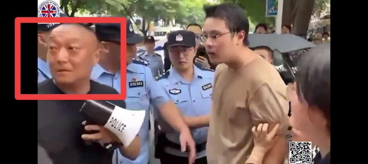 四川省江油市爆發的校園霸凌案正持續延燒，隨著民眾抗議遭到警方暴力鎮壓，地方公安高層成為輿論焦點。其中，江油市公安局副局長陳震被點名為全案關鍵人物，遭控親自指揮鎮壓導致至少 11 人死亡，甚至被懷疑動用權力為高官女兒開脫，引發全國網友憤怒。 圖:翻攝自X帳號@jielijian