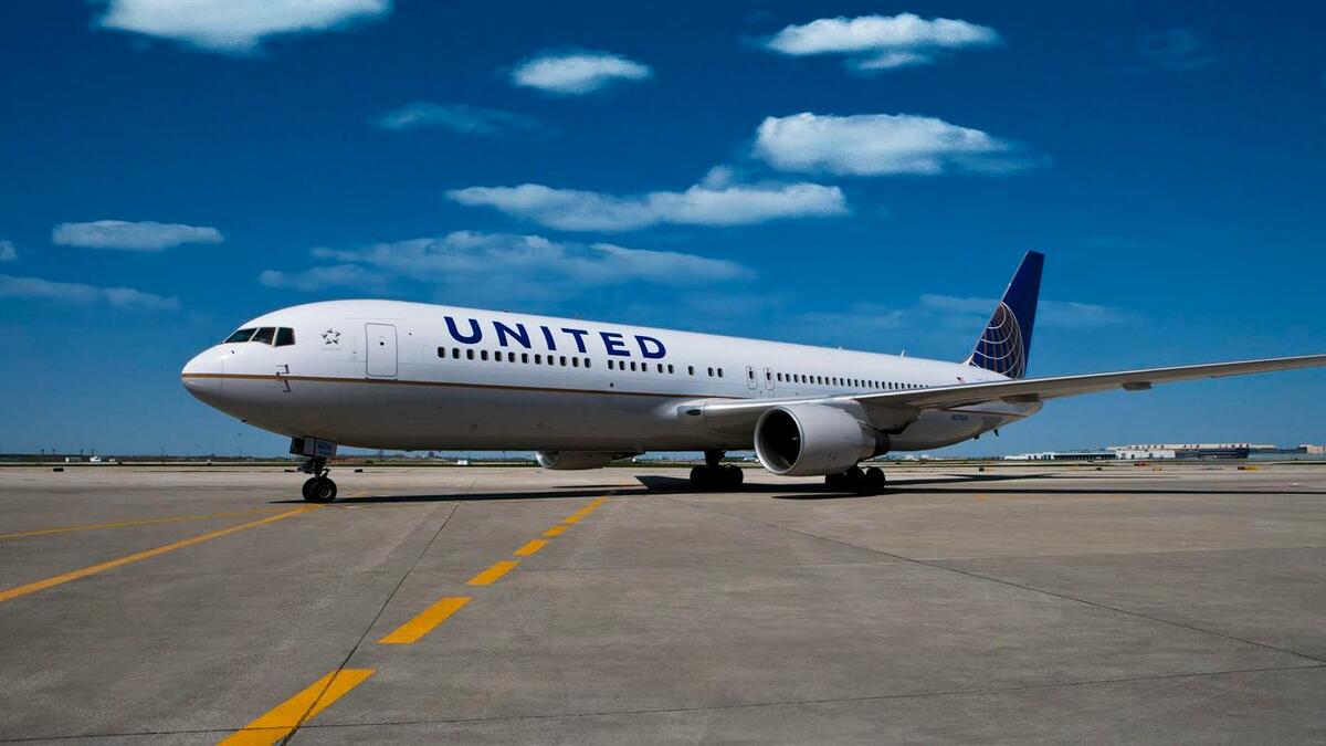 美國聯合航空公司（United Airlines）週三晚間因「重量與平衡電腦系統」出現問題，一度下令全美主線航班停飛，目前系統正在恢復中，但仍有大量航班延誤。 圖：翻攝自 KAYAK
