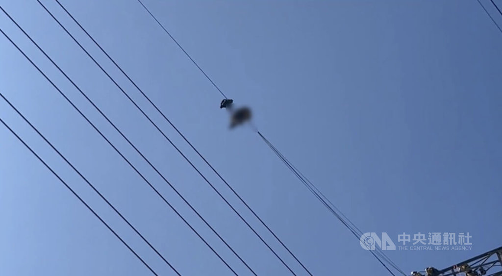 桃園市龜山區一處高壓電塔被發現有民眾吊掛在電線上且已死亡，消防7日攀爬高壓電塔將人解下。（翻攝照片）中央社記者葉臻傳真 114年8月7日