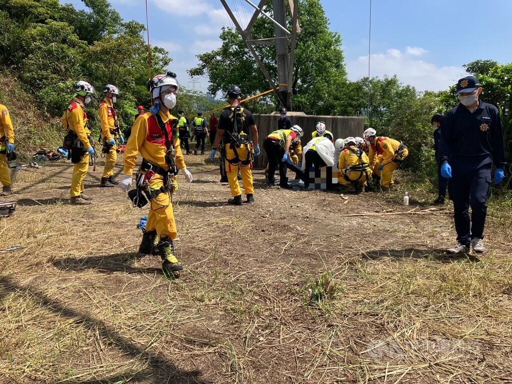 桃園市龜山區一處高壓電塔被發現有民眾吊掛在電線上且已死亡；警方初步排除他殺，死者疑為失聯外籍勞工。（翻攝照片）中央社記者葉臻傳真 114年8月7日