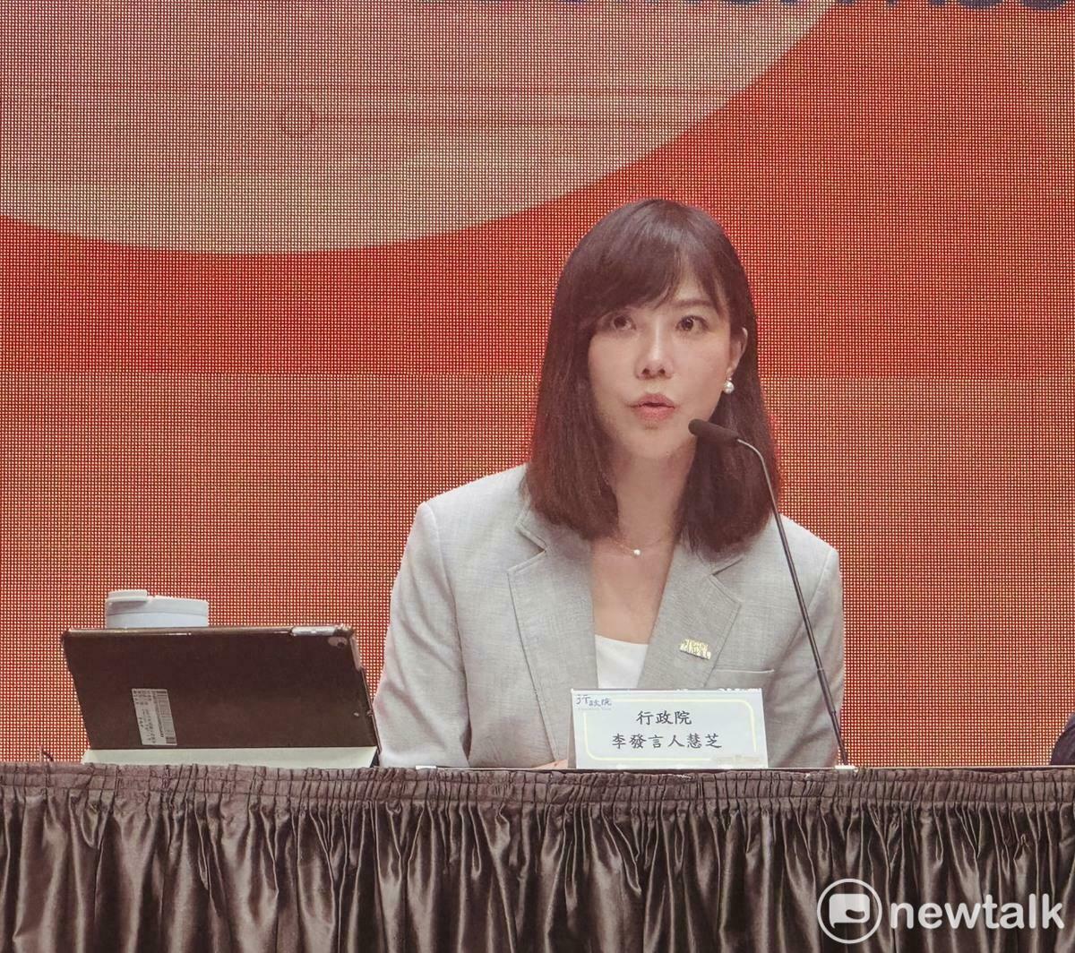 行政院發言人李慧芝表示，除了930億元的產業支持方案可能會因應美國關稅衝擊產業面而調整，若時間來不及，就以各部會的二備金等「以緩濟急」，其他都依照立院三讀通過的特別條例辦理。 圖：謝莉慧/攝