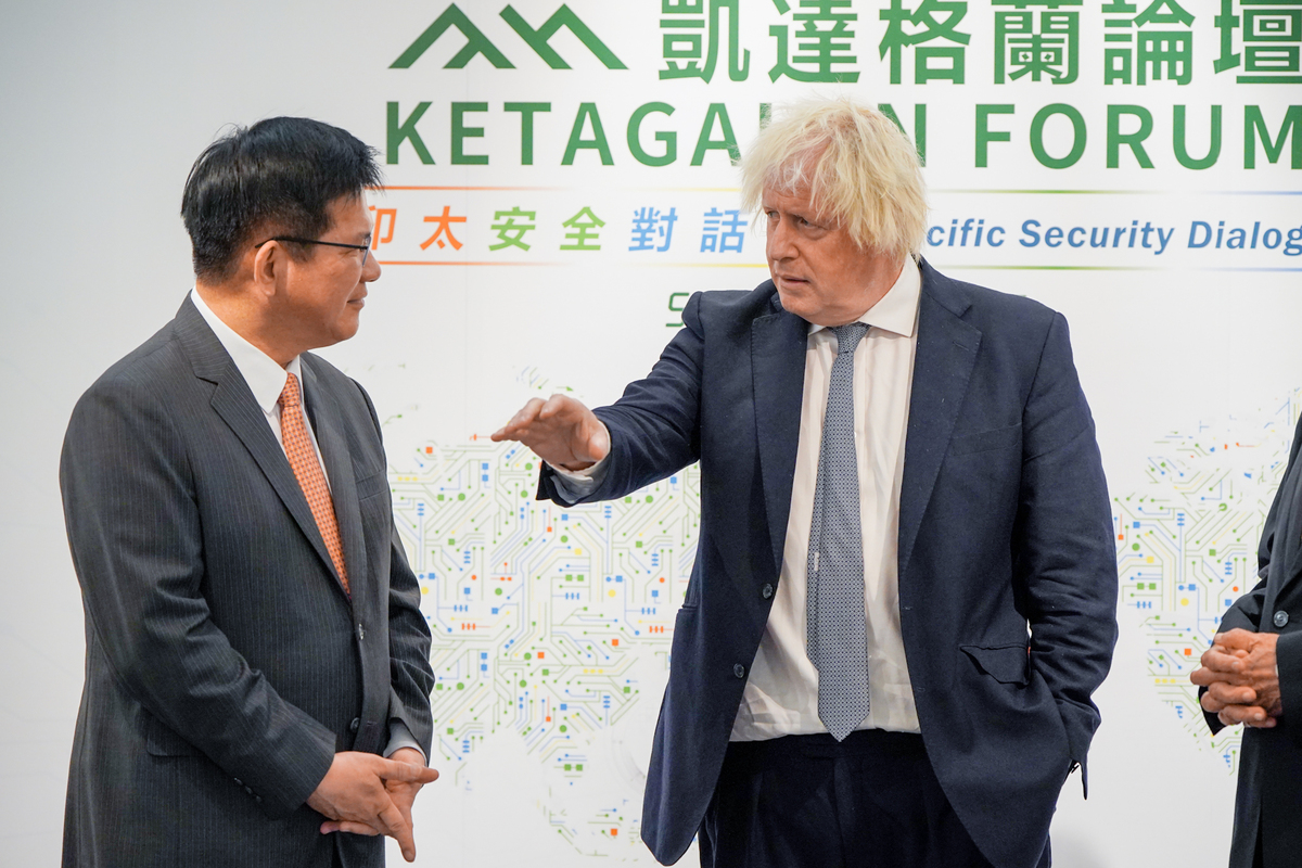 英國前首相強生（Boris Johnson）和另外兩位曾在2022年擔任首相的保守黨政要之一的座車曾被安裝中國製追蹤器 圖：翻攝自林佳龍臉書