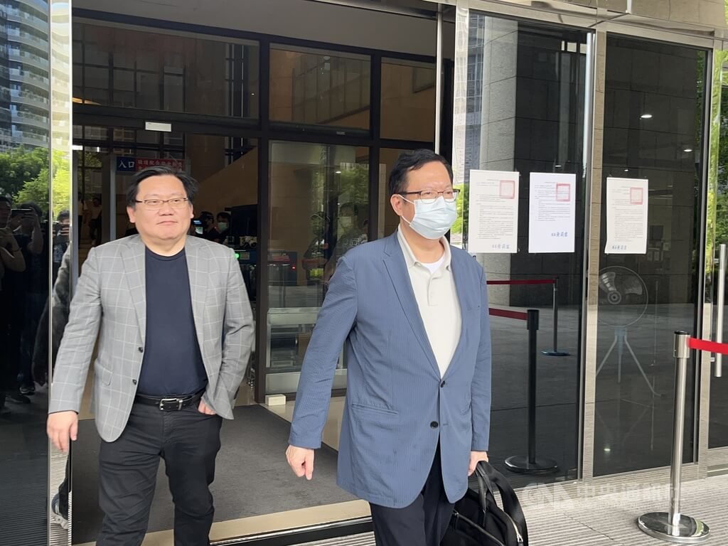 前桃園市長鄭文燦（右）涉華亞科技園區土地開發貪污案，桃園地院7日開庭勘驗會議錄音，鄭文燦離開法院時並未發言。中央社記者葉臻攝  114年8月7日