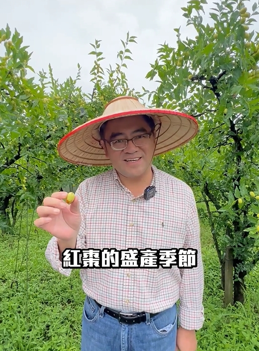 黃景建以「霧農大叔」身分行銷公館的紅棗。 圖：台灣農創/提供