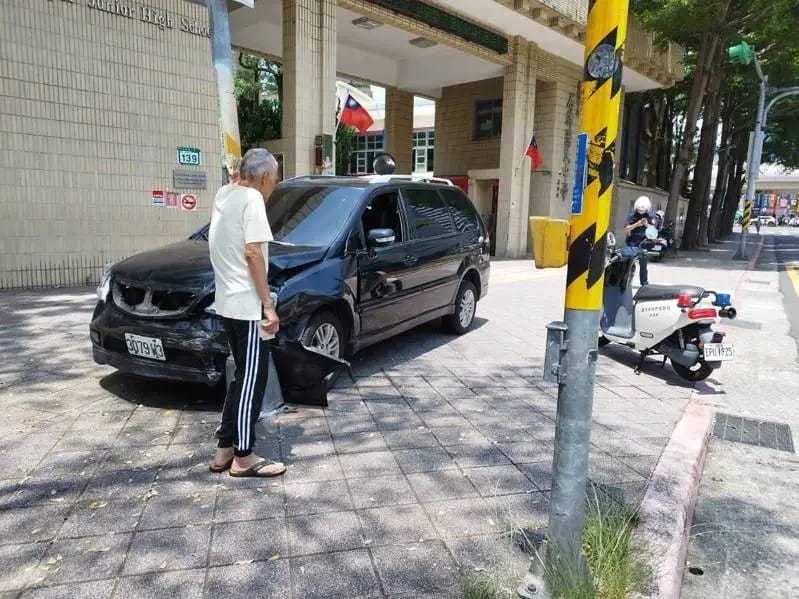 76歲蔡姓駕駛不明原因突然暴衝，一路撞上石牌國中前燈柱才停下。 圖：警方提供