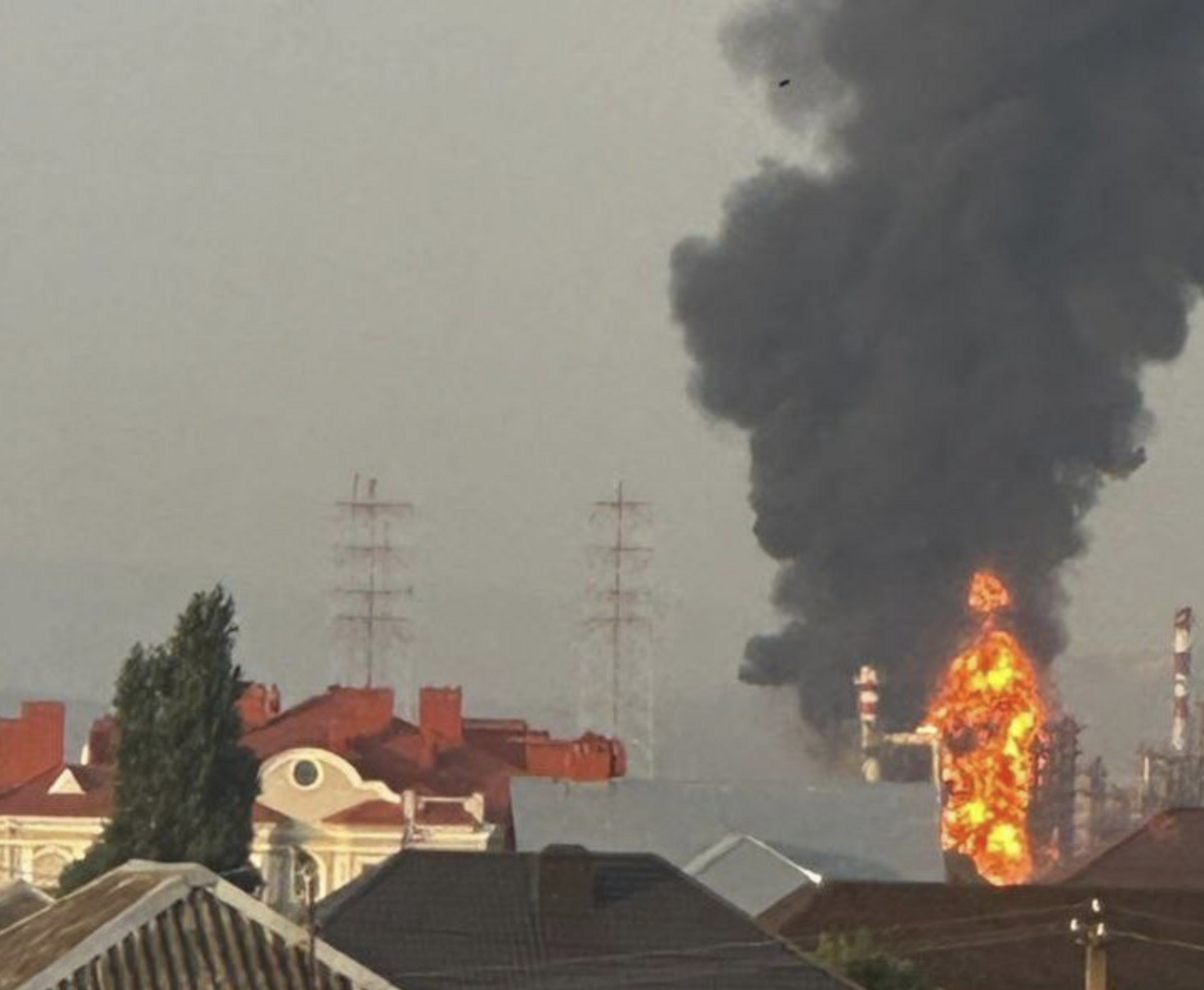本日清晨，俄羅斯克拉斯諾達爾地區（Krasnodar）的 1 座煉油廠發生大爆炸，現場火光、濃煙沖天。 圖：擷取自 Special Kherson Cat 的 X