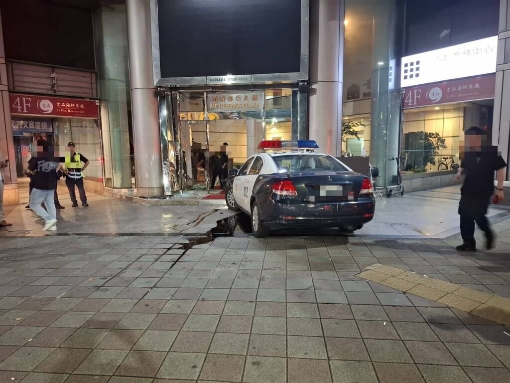 台北市大安警分局員警7日凌晨開警用汽車赴忠孝東路4段附近大樓處理糾紛案時，疑煞車失靈，車輛直衝大樓撞擊門柱後才停住，導致大門玻璃破碎，造成2名民眾雙腿被玻璃割傷。（警方提供）中央社記者劉建邦傳真　114年8月7日
