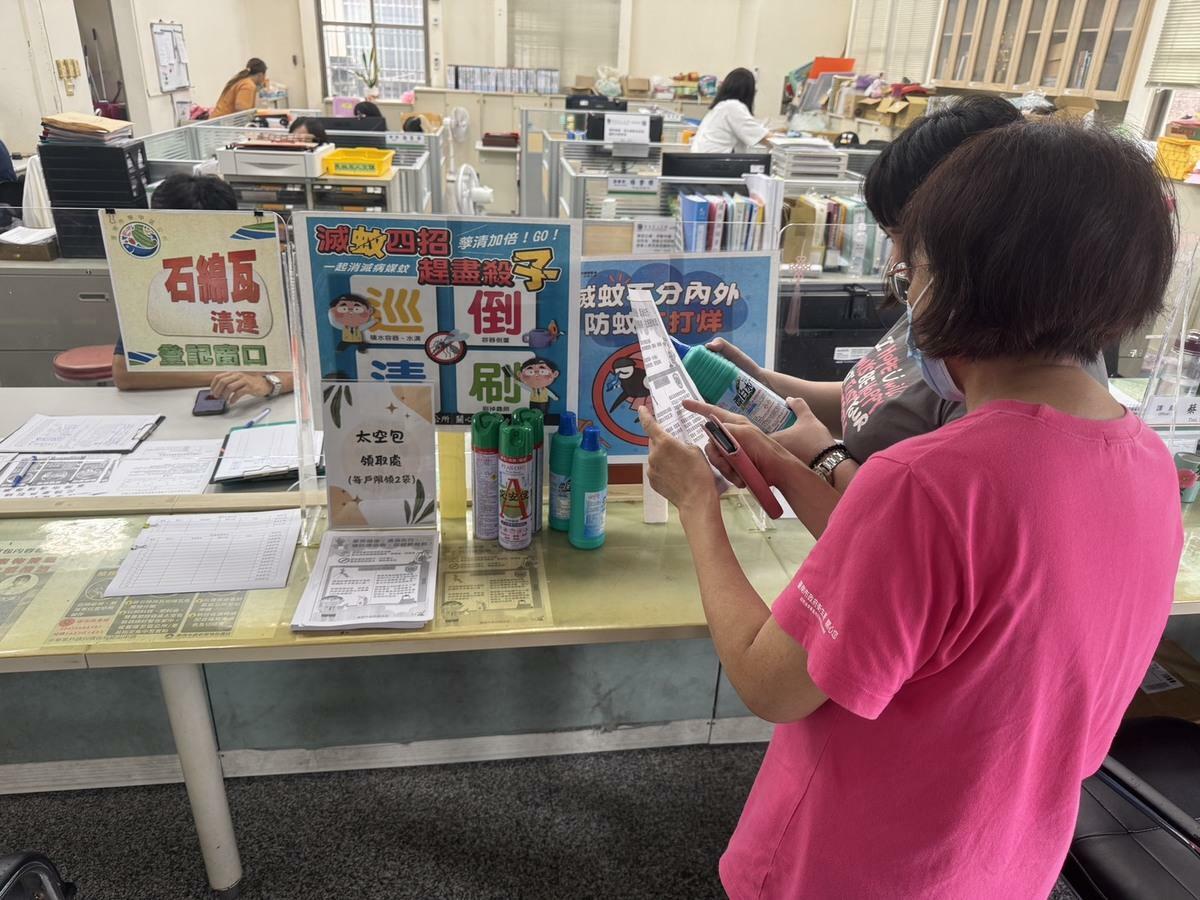 學甲衛生所與區公所、社區志工密切合作，主動到宅關懷災民，發放防蚊液、殺蟲劑與漂白水等防疫物資，並提供衛教宣導。針對申請太空包及風災補助的民眾，也同步提供消毒用品與衛生資訊，貼心提醒民眾注意食物與飲水衛生，避免病從口入。 圖：台南市政府提供