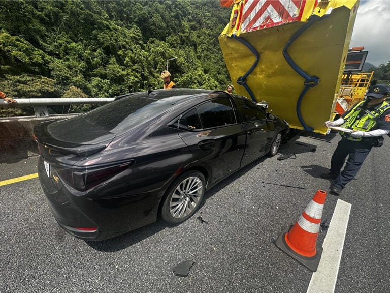周姓男子駕車使用自動輔助系統，追撞前方緩撞車。 圖：國道第九公路警察大隊提供