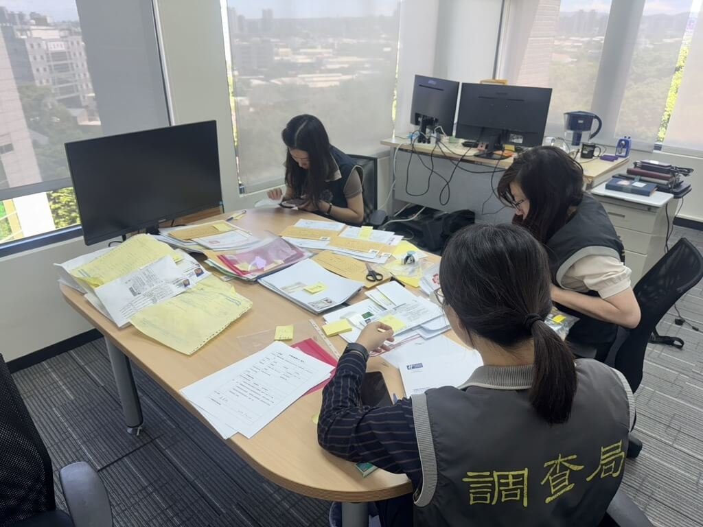 法務部調查局近期偵辦16家中企挖角竊密案，分別動員個外勤處站，報請多個地檢署指揮偵辦。圖為調查人員搜索中企在台營業據點，並查扣相關帳冊。（調查局提供）中央社記者謝幸恩傳真  114年8月7日