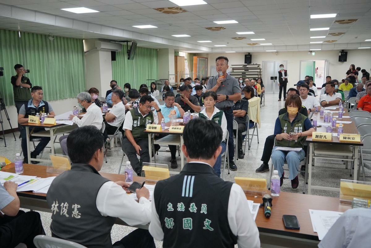 丹娜絲颱風造成台南農漁牧嚴重災損，也衝擊在地中小企業、商圈店家，面臨產線中斷、設備損壞、營運停擺等挑戰，立委郭國文、林俊憲邀集經濟部、財政部雙次長、金管會辦理「丹娜絲颱風災後復工-中小企業座談會」。 圖：郭國文服務處提供