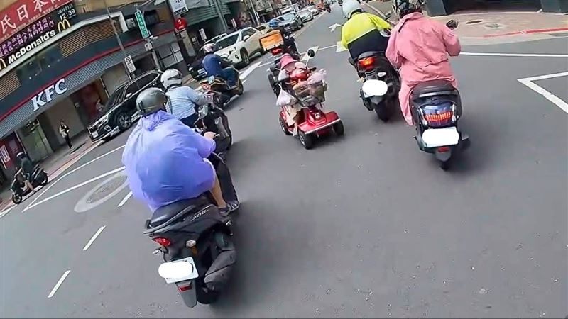 阿嬤騎電動代步車一路逆向衝進車陣，讓機車騎士直呼「太扯了啦」。 圖：翻攝自Threads/lin_twodog