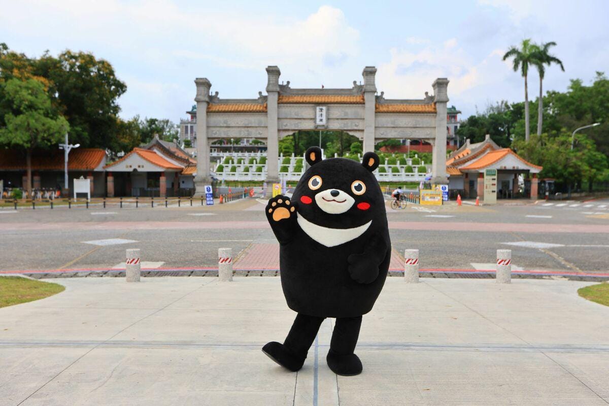 「高雄熊快閃出任務」到澄清湖。 圖：高雄市觀光局/提供