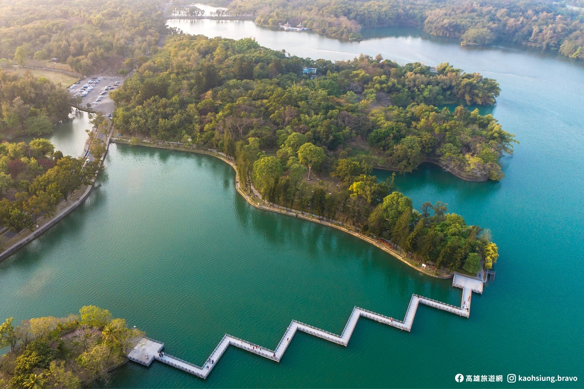 從空中鳥瞰澄清湖九曲橋及湖區美景。 圖：取自高雄旅遊網