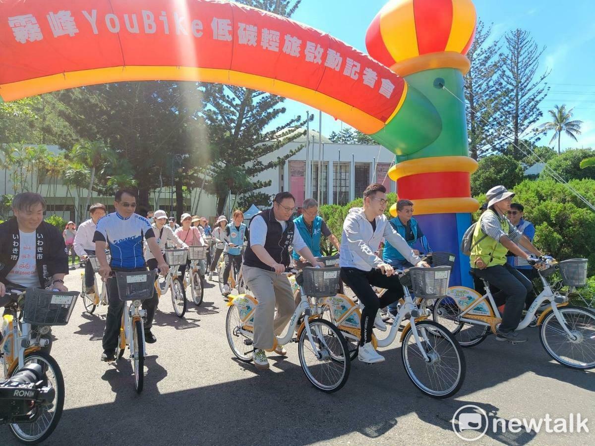 開幕儀式進行象徵性啟動儀式，寓意民主從生活出發、從親子共學紮根。 圖：唐復年/攝