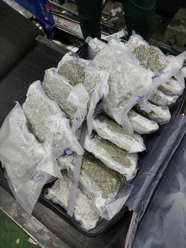 法國籍男子的2件託運行李影像異常，進一步開箱檢查後，竟查獲大量疑似毒品。經初步檢驗後，確認為第二級毒品大麻，且總重量達37.86公斤。 圖：航警局提供