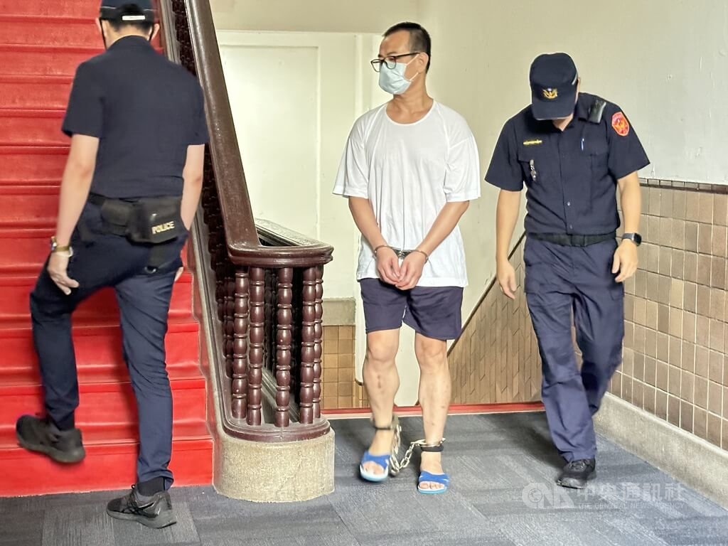 男子連佐銘（中）被控殺害同學並向家屬勒索贖金，遭判死刑定讞，至今逾20年尚未伏法。連佐銘聲請再審，台灣高等法院7日召開訊問庭，連男被提訊到庭。中央社記者劉世怡攝  114年8月7日