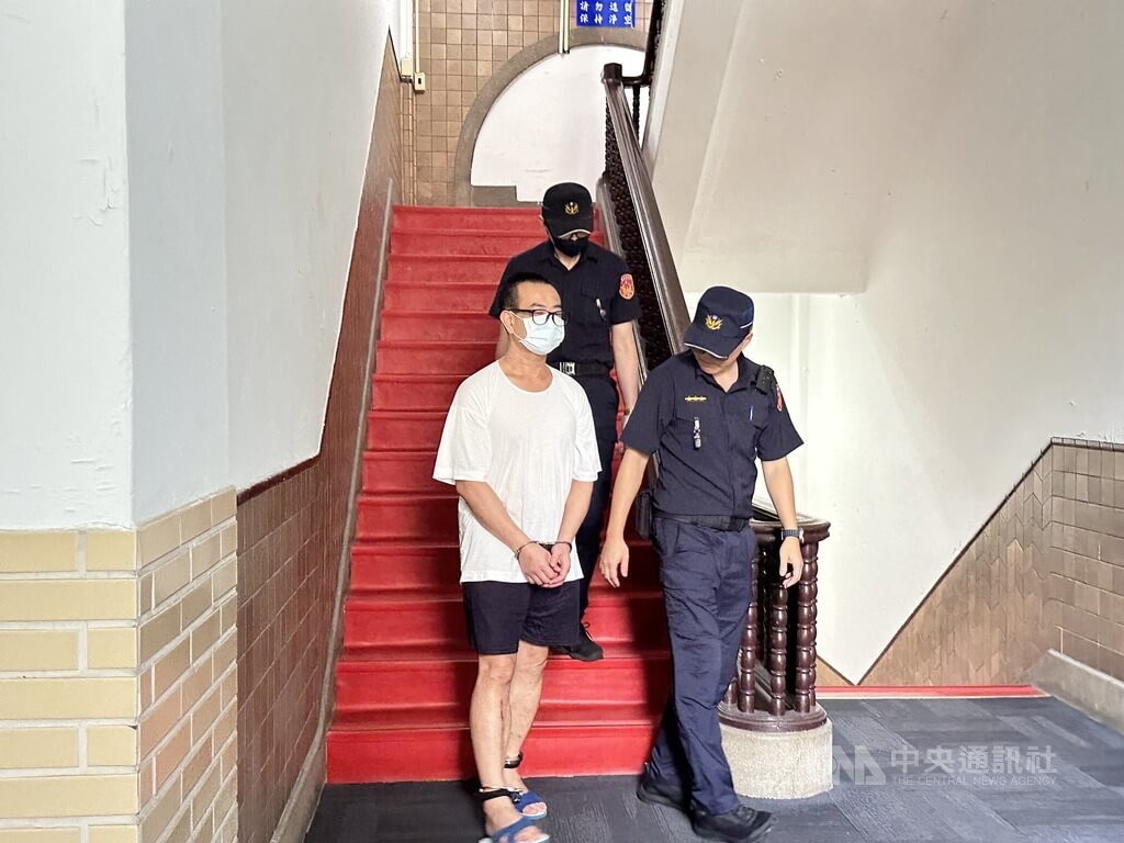 男子連佐銘（白衣者）殺害同學並向家屬勒贖遭判死刑定讞。連佐銘聲請再審，7日於庭訊時表示，經過20幾年，他真的知道錯了，盼再給他一次機會、開啟再審。圖為連佐銘庭訊後由法警戒護還押。中央社記者劉世怡攝　114年8月7日