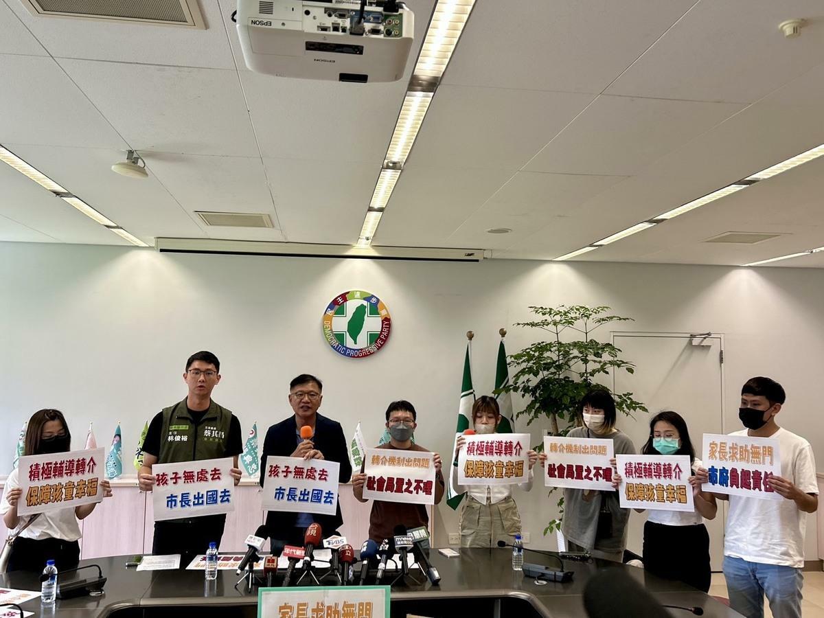 議員與家長手持「孩子無處去 市長出國去」標語，表達對市府處理態度的不滿。 圖：市議員王立任辦公室提供