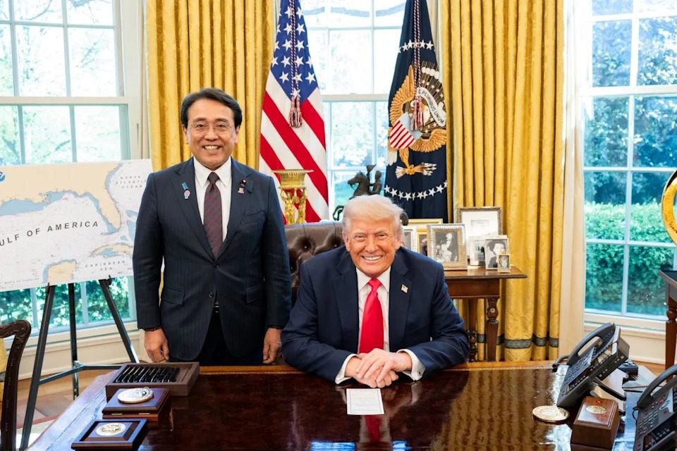 日本經濟再生大臣赤澤亮正在白宮與川普合影的資料照。 圖：翻攝日本內閣官房網站