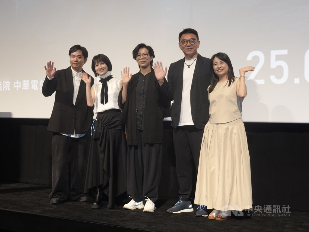 「零日攻擊」是2025年播出的台灣詩選電視劇，故事以共軍對台灣採取軍事行動為假想前提，探討台海戰爭時，台灣社會可能面臨的狀況。該劇7日在東京辦首映會。（右起）製作人鄭心媚、合資製作人林錦昌，第3集導演蘇奕瑄、女星連俞涵、男星楊大正等人上台講述參與拍片心得。中央社記者楊明珠東京攝　114年8月7日 圖：中央社提供