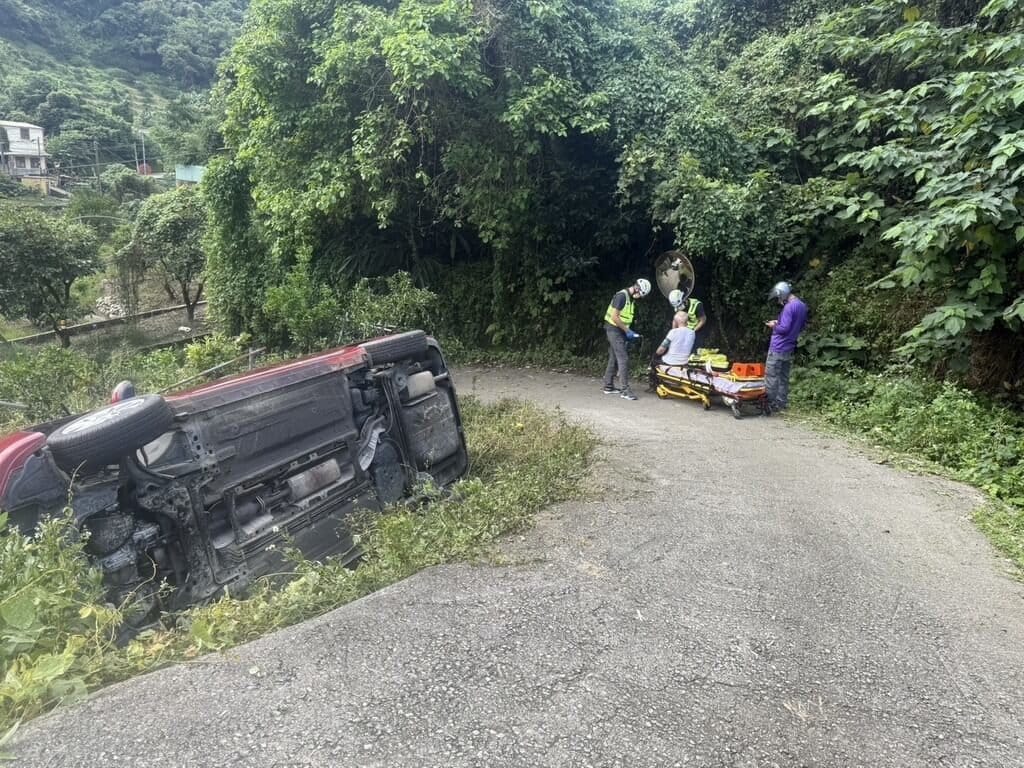 87歲莊姓男子7日駕車行經台中市石岡區石岡街下坑巷126號旁，疑因道路狹窄且對路況不熟，不慎滑落邊坡，導致車輛側翻，駕駛自行爬出車外脫困。（民眾提供）中央社記者趙麗妍傳真  114年8月8日