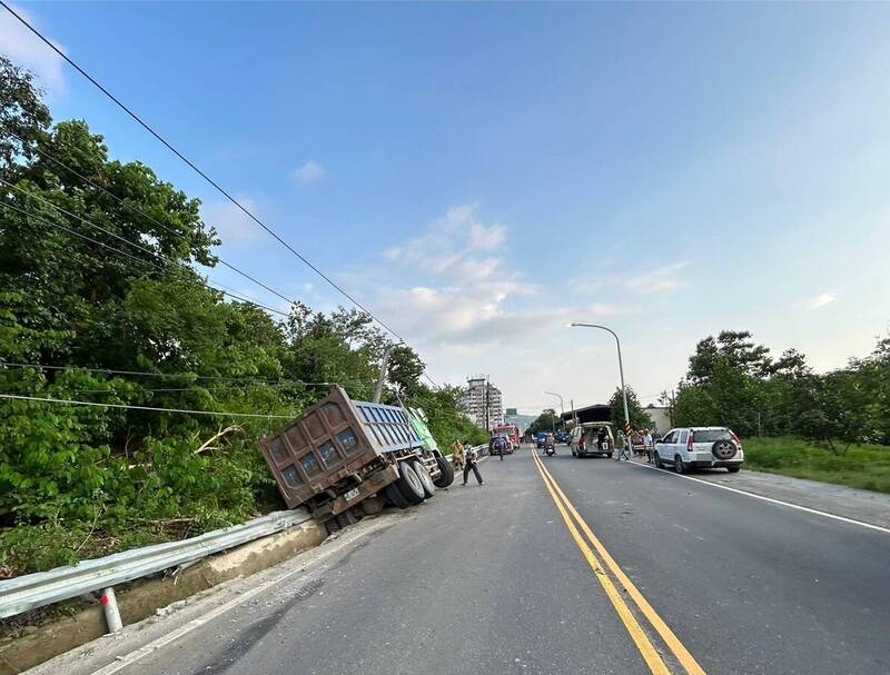 受連日豪大雨影響，高雄山區多處聯外道路中斷，公路單位正加緊搶修。未料昨日下午通往那瑪夏與甲仙小林地區的甲仙四德大橋發生一起嚴重車禍，一輛公路搶修的砂石車自撞護欄與電桿，造成66歲朱姓駕駛當場失去意識，送醫後宣告不治。 圖：民眾提供