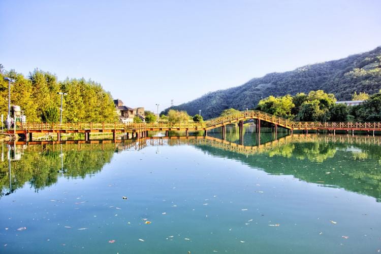 員山大湖為天然泉水匯聚成的山間湖泊，又名龍潭埤或天鵝湖，水源來自雪山山派，生態豐富。 圖：翻攝自大湖底休閒農業園區官網