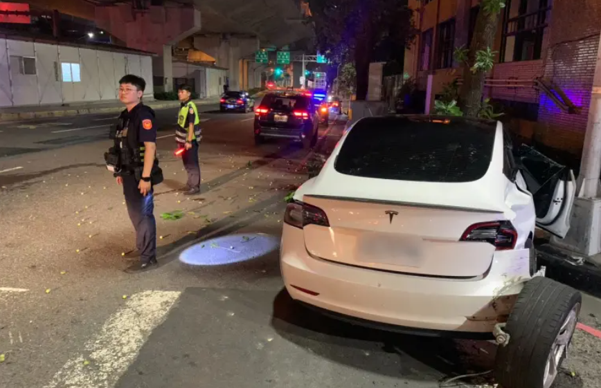兩車撞擊力道猛烈，導致白色自小客車右後輪脫落，車體貼地滑行，兩輛車頭也嚴重變形凹陷。 圖：警方提供