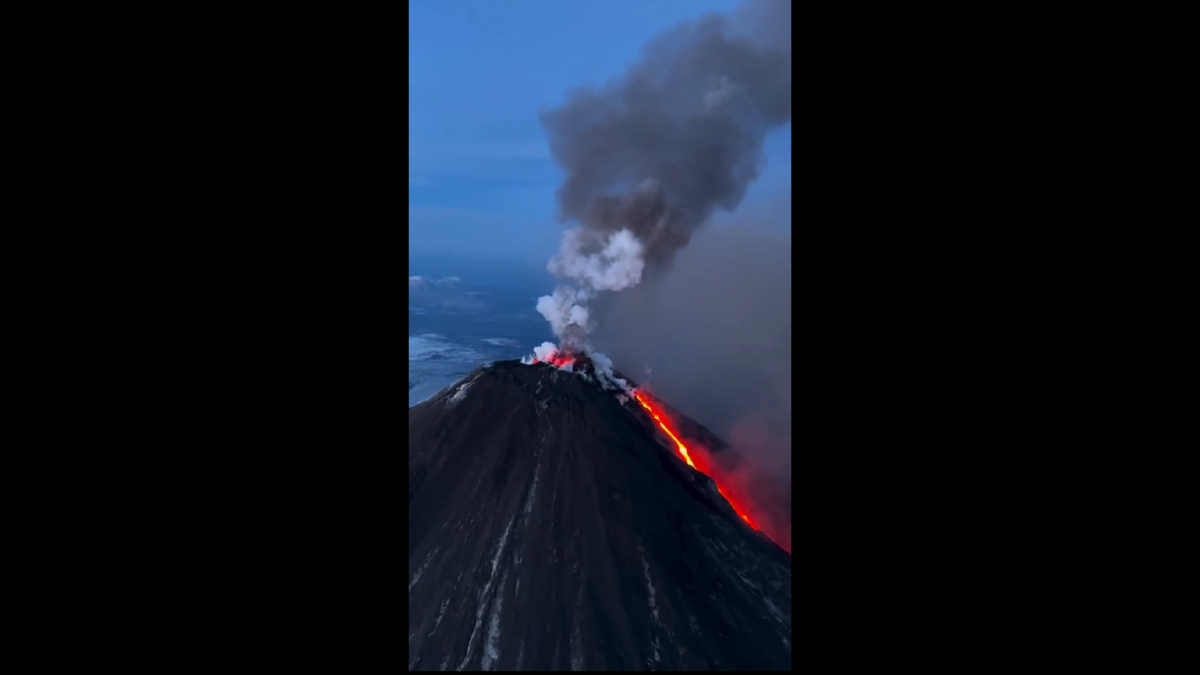 堪察加最高的活火山克柳切夫斯基火山（Klyuchevskoy）率先於強震當天噴發，目前仍持續劇烈活動。 圖:翻攝自影片