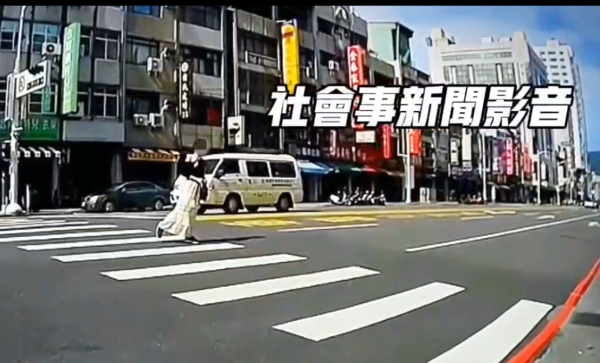 高雄一名女子在斑馬線中央擺Pose供對街友人拍照，警方指出已違法。 圖：翻攝自社會事新聞影音