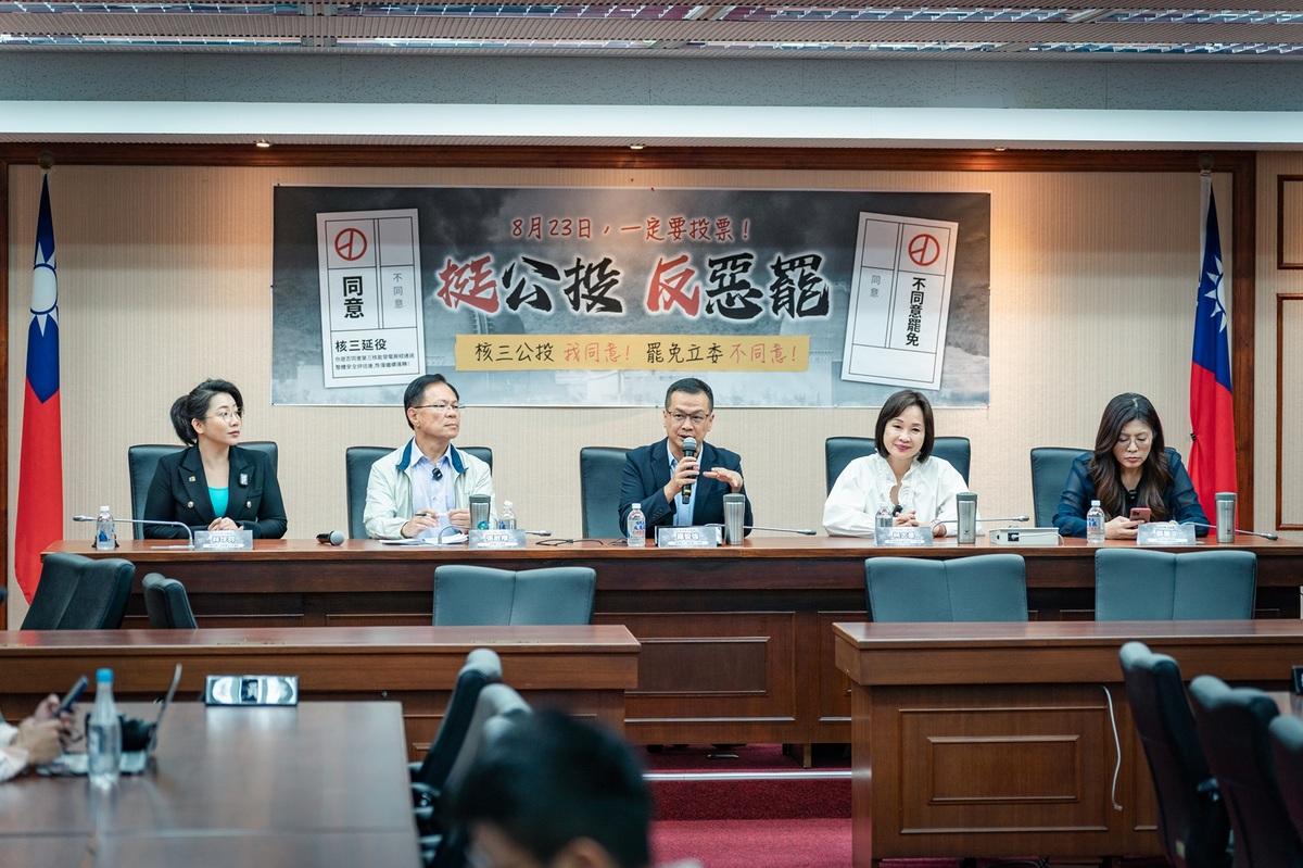 國民黨立委羅智強、 柯志恩與民眾黨立委張啓楷、前立委鄭麗文、台北市議員林珍羽共同召開記者會，宣布啟動「挺公投反惡罷」北高說明會。 圖：羅智強/提供