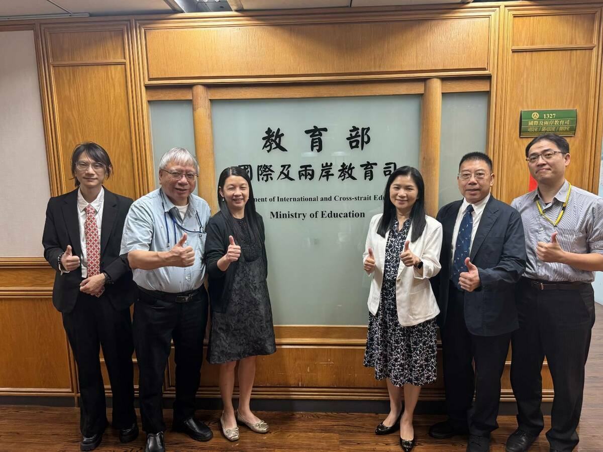 教育部李毓娟司長與麥燕玲會長等意見交流後合影。 圖：台港經濟文化合作策進會提供