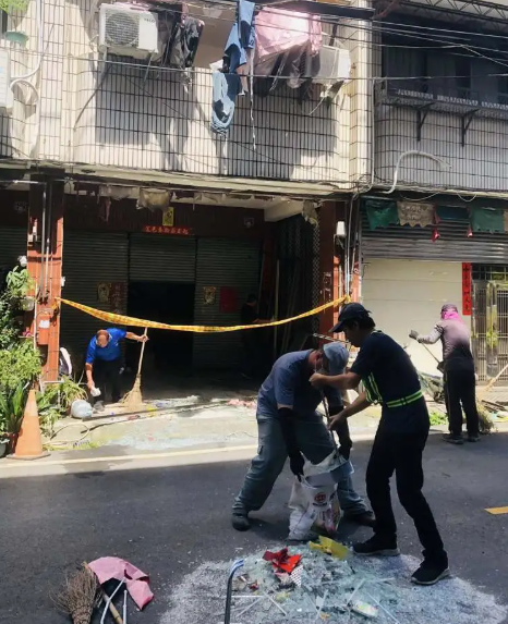埔里鎮上午發生民宅氣爆，門窗玻璃飛散四濺，清潔隊員幫忙清理路面碎玻璃、雜物，以防民眾受傷。 圖：警方提供