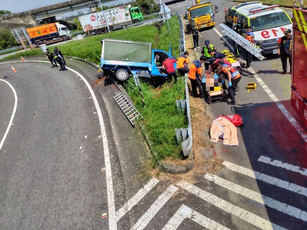 國道3號台南市柳營交流道下方8日發生1輛小貨車疑因不明原因自撞分隔島事故，駕駛是年約50歲男子，救出時已OHCA（院外心肺功能停止），女乘客受傷，2人緊急送醫。（台南市消防局提供）中央社記者張榮祥台南傳真　114年8月8日