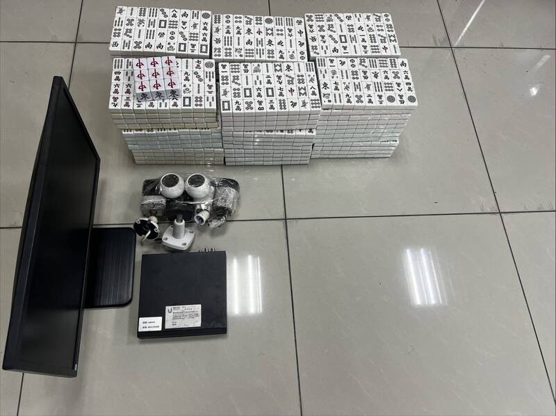 萬華警分局龍山派出所於昨日晚間5時許，針對一間號稱「麻將協會」的場所進行查緝，查出該協會涉嫌以合法名義掩護非法賭博，現場共查扣，抽頭金新台幣8300元、賭金新台幣9萬餘元、點數卡一批，監視器營幕、主機1台、麻將18副、牌尺36支、搬風骰9顆等。 圖：警方提供
