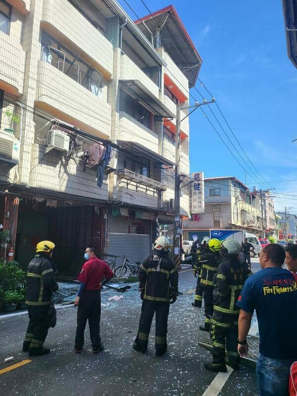 南投縣埔里鎮1戶透天厝8日疑發生瓦斯氣爆，現場一片凌亂，馬路散落大量碎玻璃，屋內57歲魏姓男子全身7成燒燙傷送醫急救，警消到場釐清案情。（民眾提供）中央社記者蕭博陽南投縣傳真　114年8月8日