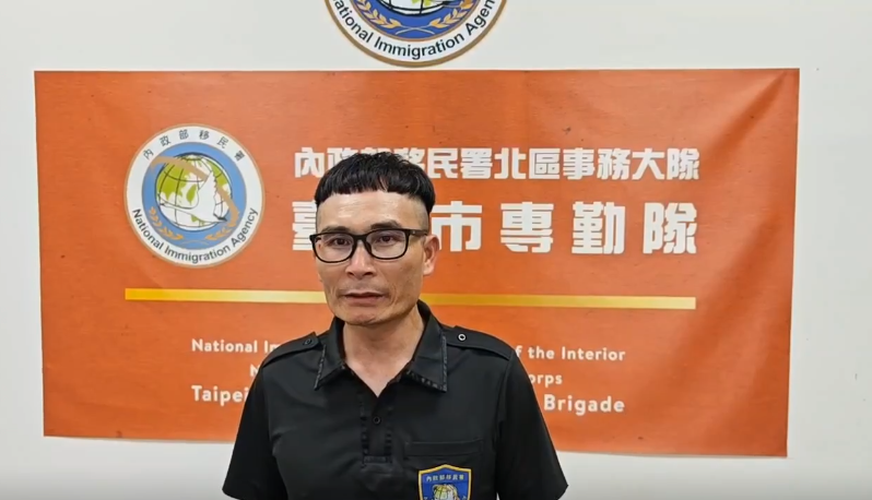 台北市專勤隊副隊長林偉祥今（8）天下午說明近日媒體及網路關注的台灣大學校園查察案件。 圖：擷自移民署提供影片