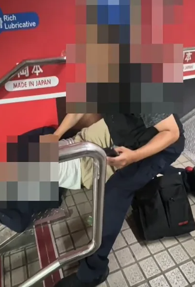 台北市西門捷運站昨(7)日晚間驚傳偷拍事件，一名23歲楊姓男子疑似利用手機藏在提袋內偷拍路過女子，所幸當時一名休假的捷運警察眼尖發現，見狀後果斷出手追捕，成功將嫌犯壓制在地。 圖：警方提供