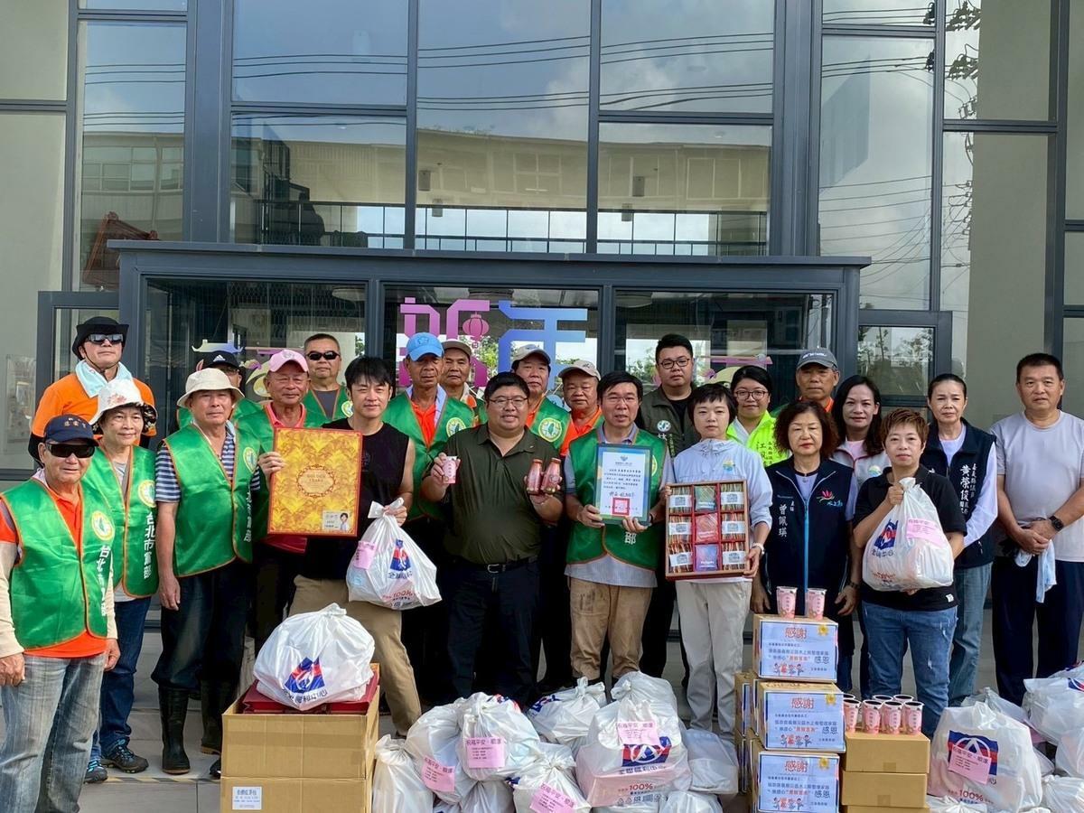 民進黨台北市黨部主委張茂楠帶領50名黨工與志工南下嘉義縣水上鄉協助重建 圖：民進黨台北市黨部提供