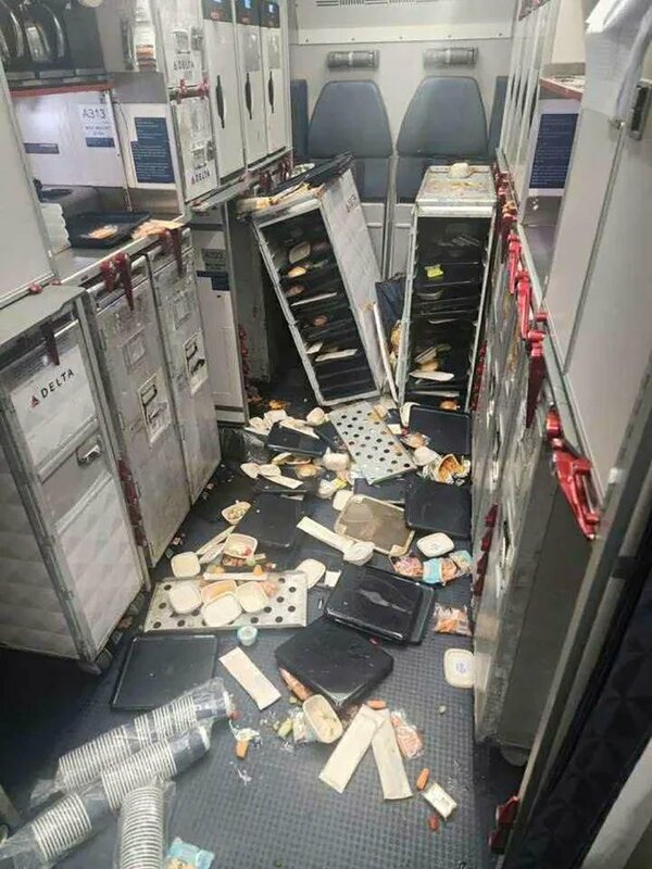 美國達美航空（Delta Air Lines）波音 747遇到亂流，緊急迫降造成 25 人受傷。 圖：翻攝自 X